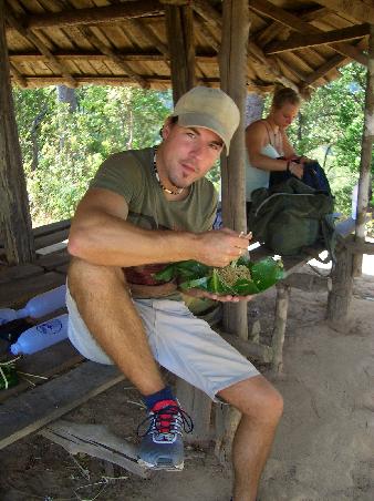 Joe beim Lunchen am Aussichtspunkt