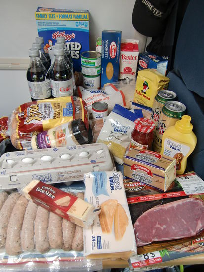 Unser 1. Einkauf beim Wal-Mart in Halifax.
Grillkohle und Anzünder kauften wir auch. Entweder die Bratwürste oder die Steaks sollen heute abend dran glauben wenn das Wetter hält!