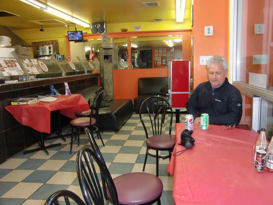 Typische Imbissbude: Warten auf die Cheesburger!