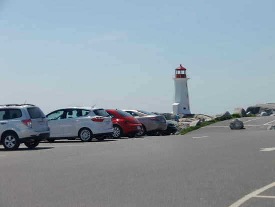 Ebenfalls Peggys Cove: Der große  Parkplatz reicht fast an den Leuchtturm heran!