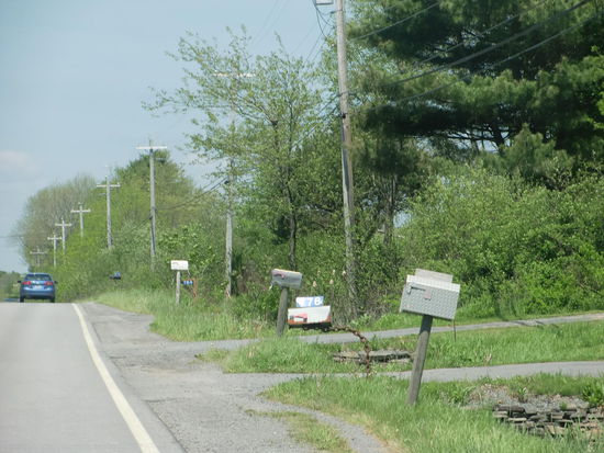 Unterwegs: An der Strasse signalisieren die Briefkästen dass rechts rein jemand wohnt!