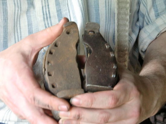 Leider konnten wir nicht zusehen wie ein Ochse beschlagen wurde. Der Schmied hat schon alles erlebt - von einem eingeschlafenen Ochsen während der Prozedur bis zum Ende  kämpfende Tiere.
Rechts die Winterschuhe mit Spikes!