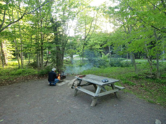 Unser 1. Übernachtungsplatz im Fundy NP: Großzügiger Stellplatz im Wald. Saubere Duschen und Toiletten ( und Waschmaschine und Trockner  für zus. 2,30 Euro)! Abends grillten wir die gekauften Steaks aber auf unserem Holzkohlengrill. Für die Erlaubnis Feuer zu machen mußten wir bezahlen und den dazugehörigen Sack Feuerholz benutzten wir als Lagerfeuer um so die Mücken zu vertreiben. Feuerholz darf man nicht von außerhalb in die NP einführen da man das Einschleppen von schädlichen Käfern befürchtet. Eine unserer abgefüllten Flaschen Wein mußte auch daran glauben an diesem schönen Abend!