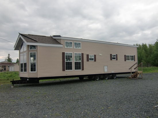 Wir kaufen uns ein kanadisches Haus? Nur nach dem Preis müßte ich noch fragen! Transport kein Problem wie man sieht!