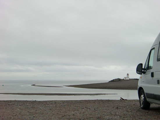 Parrsborro: Frühstück am Strand!
Overnight war ja leider verboten!
Gregor beobachtete wieder interessiert die einlaufende Flut bis der Leuchtturm nur noch wie eine Insel, mit dem Damm verbunden, aus dem Wasser ragte.