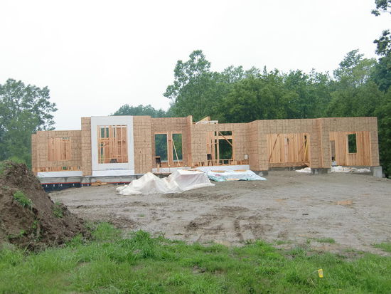 Hier eine nicht so transportable Bauweise!
Dass man bei dieser Leichtbauweise im Winter bei minus 20 Grad kalte Füsse bekommt ist ja wohl klar.
'Man muß halt immer eine warme Hose noch drunter ziehen' wurde uns gesagt!
Und Kanadier die Geld haben und/oder Rentner sind, verbringen den Winter gerne in Florida!