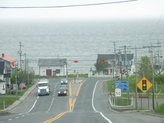 Wir fuhren direkt auf den St.Lorenz Strom zu! Die Stromleitungen hängen bis jetzt überall in Kanada so frei in der Luft herum!Man darf nicht schneller als 100 km/h fahren aber trotzdem viele Kreuze am Strassenrand. Und in Nova Scotia viele überfahrene Waschbären.
Hauptstrecken sind in Ordnung, aber die Nebenstrecken weisen viele Schlaglöcher auf und sind sehr oft nur geflickt worden.
