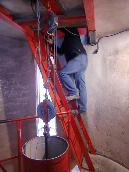 Die Leuchtturmbesichtigung war sehr interessant für uns. Bisher hatten wir ja noch keinen besichtigt. Und die Angestellte oben im Turm freute sich über unseren Besuch. Bei diesem schlechten Wetter kommt fast niemand und sie langweilte sich oben im Turm! Die Besichtigung war auch noch kostenlos dank des Discovery Passes.