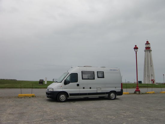 Unser Übernachtungsplatz am Pointe-au-Pere Leuchtturm kurz vor Rimouski am Lorenz Strom.