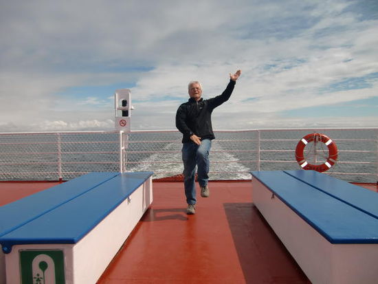 Allein im Heck des Schiffes wollte Gregor mich zur Gymnastik animieren. Schließlich mußten wir unsere wöchentliche Freitag 11-Uhr-Stunde im Fundy NP ausfallen lassen wegen Stechmückenüberfalls! Weitere Übungen bekam Gregor von mir aber verboten! Was sollen die Kanadier von uns denken ' die sind doch alle balla die Deutschen!'