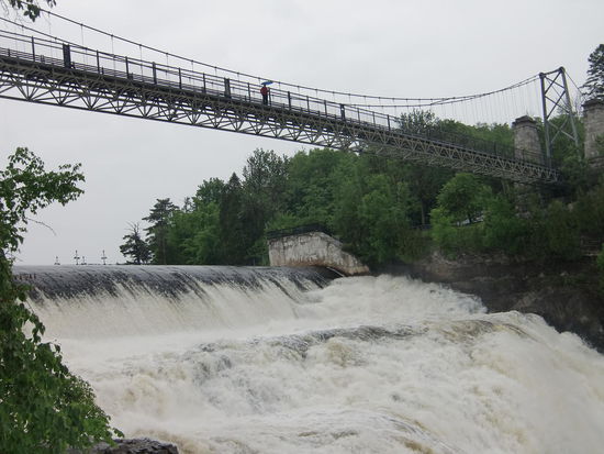 Kurz vor Quebec: Der Wasserfall von Chutes de Monmorency. Leider Wasser von oben und von unten! Wir übernachteten auf dem Parkplatz. Das Geld hätten wir uns sparen können - nach Feierabend blieben die Schranken geöffnet und morgens geht der Betrieb erst um 9 Uhr los.
Abends beste Gelegenheit Gregor beim Kniffeln abzuzocken! Mal sehen wann er sich rächen wird!?