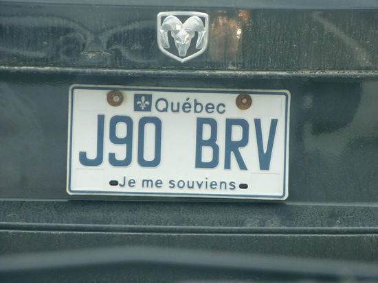 Autokennzeichen von Québec: Je me souviens bedeutet: Ich erinnere mich! Nämlich an die Zeit vor den Engländern. Durch einen Vertrag wurde 1763 Nouvelle France zu einer britischen Kolonie.
