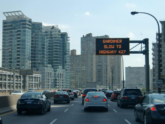 Toronto: Zügig durchgekommen nachmittags. Der Stau kam im richtigen Moment als wir durch die Häuserschluchten fuhren!
Ist das schön!!!????
Wir fanden das hier alles nur fürchterlich! Und in diesen Hochhäusern wohnten auch noch Menschen!! Wie kann man hier nur leben?
Wir wollten nichts als weg! Dann fanden wir keinen geeigneten Übernachtungsplatz und fuhren kurz vor Kitchener auf einen Carpool (Park+Right-Parkplatz).