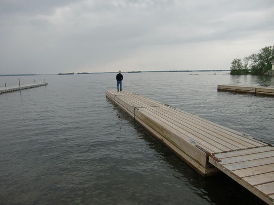 Der St.Lorenz Strom bei Mullorytown Landing im kleinsten Nationalpark Kanadas. Das NP-Büro war noch geschlossen; Self-Resgistrierung war angesagt und wir legten die 7$ für die Übernachtung in den Umschlag und warfen ihn in den Briefkasten.
Wieder mal waren wir die Einzigen hier über Nacht wie schon viele Male vorher. 
Schöne ruhige Abendstimmung!