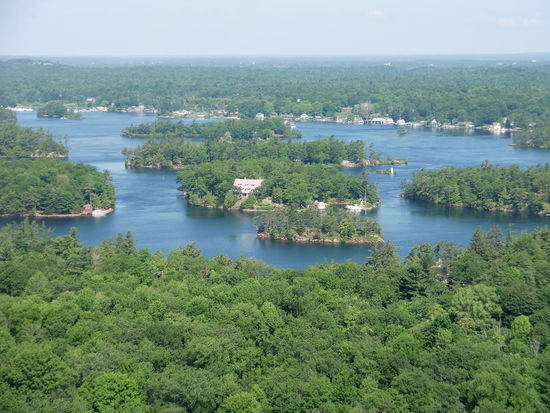 Die Insellandschaft der 1000 Islands! Wunderschön!
Wir zogen den Blick vom Aussichtsturm einer Bootsfahrt vor. Vom Boot aus sieht man nur Bäume und die Häuser der Besitzer.