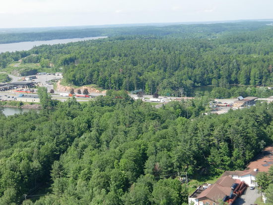 Vom Aussichtsturm der 1000 Islands: Rechts ist die kanadische Zollstation und links sieht man die Häuser der amerikanischen Grenze.
