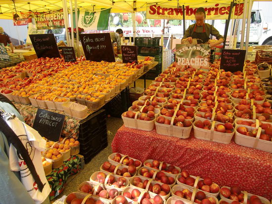 WIR SIND IM PARADIES!!!!
IM SCHLEMMERPARADIES!!!
Dieser Markt hat sich wirklich gelohnt! Und er war sehr groß! Wir konnten in all dieser kurzen Zeit gar nicht alles aufnehmen!
Im übrigen waren viele Obst- und Gemüsesorten als nicht gespritzt deklariert.
Unser Salat hatte kleine Blattläuse.
Gregor meinte, das macht nichts, die Magensäure tötet die schon ab!