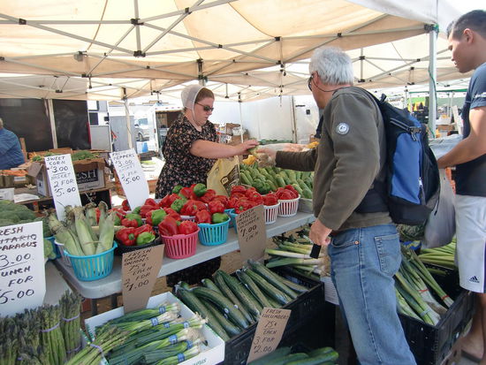 Wir waren im Kaufrausch!!!
Wir mußten mehrmals zum Auto zurück um unsere eingekaufte Last loszuwerden!
Wir kauften Berge von Gemüse und Obst. Oft gibt es noch Rabatt wenn man 3 Körbe nimmt usw.