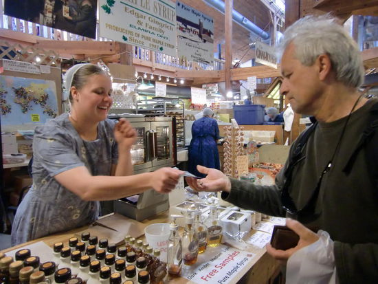 Hier konnte man im Markt auch alles probieren!
Gregor hier beim Kauf von Ahornsirup!
