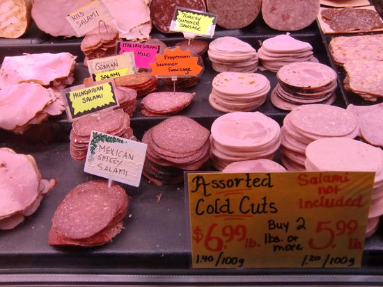 Es gab richtige gute Wurst! 1lb ist ca. 450 gr.
Wir kauften sogar 1 lb für 4,99 $!
Es gab hier nicht nur alles; nein - es war sogar richtig günstig!
Es gab sogar Weisswürste! Meterlange Bratwürste!
Schweinefleisch war besonders preiswert! 
Wir kauften gekochte Rippchen und Hühnerbrust.