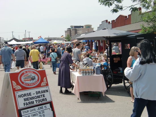 Viele Mennoniten verkaufen hier ihre Waren. Sie sollen deutsch sprechen was wir aber hier auf dem Markt kein einziges Mal hörten. Auch mit uns sprachen die Verkäufer kein Deutsch.
Ich denke - sie können gar kein Deutsch mehr. Gregor meint - sie wollen einfach nicht!
