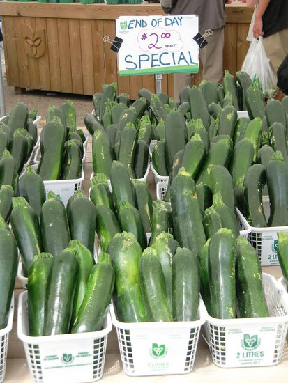 Genau wie bei uns auf dem Wochenmarkt: Zum Schluß hin wird alles nochmals billiger! Der Korb Zucchini jetzt für ca. 1,60 Euro.