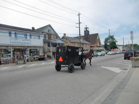Nachmittags in St. Jacob: Ein richtiger Touristenrummel! Und mittendrin fährt ein Mennonitengespann vom Markt nach Hause.