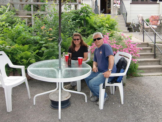 Wir genehmigten uns an diesem heißen Tag ein kühles Bierchen in der Imbissbude: 5 $ und ohne Tax! Wer weiss, wie lange es noch so einfach ein Bier unterwegs gibt!?