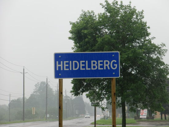 Hier in der Gegend der Mennoniten gibt es viele deutsche Namen wie Baden, Breslau usw.
Die Mennoniten sind mal aus Deutschland hier eingewandert und betreiben noch heute viel Landwirtschaft und haben noch ihre deutschen Namen und Vornamen. Sie lehnen die moderne Zeit ab und sind deshalb noch mit Pferd und Kutsche unterwegs.