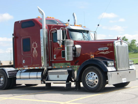 Ist so ein Truck nicht wunderschön!!??
Wir bewundern diese Trucks mit den vielen bunten schönen Farben. Sie sind immer tip-top gepflegt!