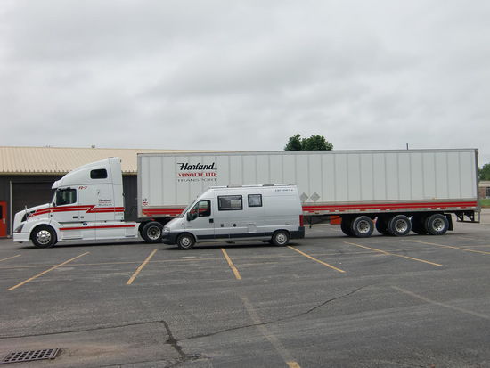 Unser kleiner 'Humbi' wirkt nicht gerade wie der 'Gigant der Strasse'!
Das Führerhaus des Trucks beherbergt dahinter auch eine äußerst komfortable Schlafgelegenheit wie man am Fenster oben sehen kann.