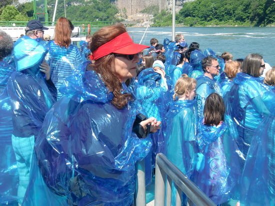 Wir hatten unsere Regenkleidung dabei. Aber wir wollten nicht auffallen als einzige unter den Blauen!