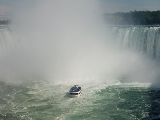 Die Fahrt mit der 'Maid of the Mist' ist ihr Geld wert!
Es war atemberaubend so nahe an die Wassermassen zu kommen!
Ich war hin und weg von dem Erlebnis! Einfach super! Ein echtes Highlight!
Filmen konnte ich im 'Whirlpool' der Wassermassen nur durch den blauen Plastikumhang. Die Gischt war wie Regen!
Beim Drehen des Bootes kam zu der Gischt noch heftiger Wind dazu und alle schrien!