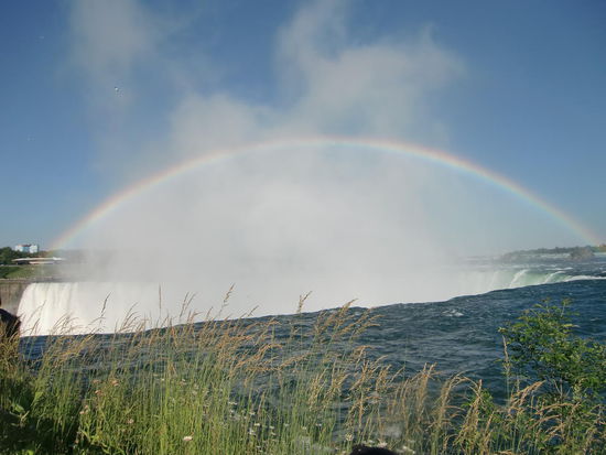 Der berühmte Regenbogen!
Mittags stand er noch mitten in den Fällen. Gegen Abend dann stieg der Regenbogen immer höher!
Phänomenal dieses Naturschauspiel!!!