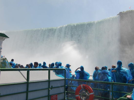 Das Schiff war glücklicherweise nicht sehr voll und wir hatten einen guten Platz direkt an der Reling. Ganz vorne wo es am Besten wäre war natürlich gleich alles belegt!