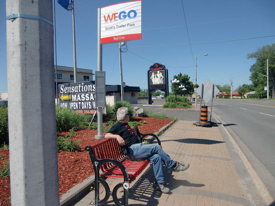Warten auf den WEGO-Bus der uns zum Table Rock fahren soll. Nach 25 Min. (!!!) warten gegenüber dem Campingplatz und vor dem 'Rotlichtviertel' kam endlich der Bus!