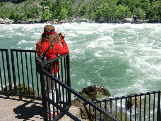 Am White Water Walk. Auf Stegen gings am Ufer entlang zu Aussichtpunkten auf das Wildwasser, das auf der Schwierigkeitsskale Stufe 6 aufweistm d.h.nicht befahrbar. War schon beeindruckend wie stark die Strömung und die Strudel sich zeigten!
Am Ausgang entdeckte ich dann eine Zeichnung des Niagaraverlaufes und wunderte mich über die Schlangenabbildung an den Ufern. Gregor:'Ach das sind nur Stammesabzeichen der Indianer!'
Nein - ich ließ mir Zeit alles durchzulesen und mein Entsetzen wurde immer größer: Gibt es doch hier Unmengen von Rattlesnakes (Klapperschlangen) an den Ufern, die selbst die Indianer damals versuchten zu dezimieren indem sie regelmäßig an den Uferböschungen Feuer legten!
Da gehe ich doch lieber am Ufer des Rheins spazieren!!!