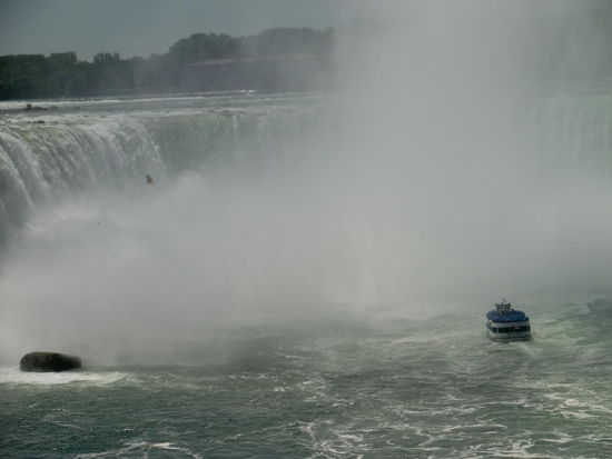 Niagara-Fälle einen Tag später! So schnell kann sich die Szenerie ändern! Heute wehte der Wind aus einer anderen Richtung und es bildete sich hohe Gischtschleier die kaum die Sicht auf die Fälle zuließen. Selbst die 'Maid of the Mist' fuhr nicht tief ins Hufeisen hinein und drehte früher um. Man hätte außer Gischt auch nicht vielmehr gesehen! Der Regenbogen war heute auch nicht zu sehen!