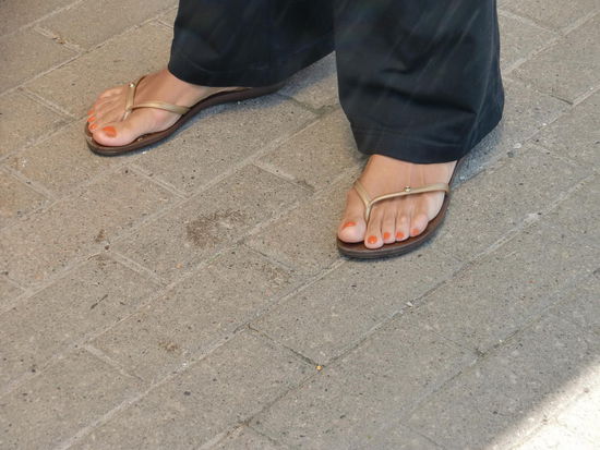 Viele Frauen laufen auffällig oft in Flip-Flops oder Sandalen herum.Und besonders bewundernswert finde ich die gepflegten Füße mit immer lackierten Nägeln in den buntesten Farben.Leider konnte ich besonders schöne Füße nicht fotografieren ohne aufzufallen!!!
