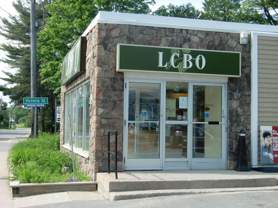 Kein Wunder,daß wir nie einen Alkoholverkaufs-Shop bemerkt haben!
Diese Abkürzungen hielten wir bisher immer für ein Firmenlogo!
Aber nein - hier wird Alkohol verkauft. LC=Licoer Cooperation B=keine Ahnung und das O steht in diesem Fall für den Staat Ontario.
Wir verließen den Laden mit zwei Flaschen Wein und 8 Dosen Holsten Bier. Dose 0,5l für ca. 1,50 Euro. Weine gibt es ab 8$ (ca. 6,20 Euro).
Geht doch!!!
