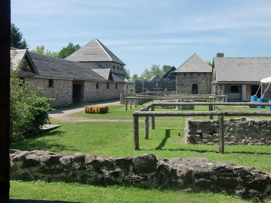 St.Marie among the Hurons
Da die Huronen an Masern und Scharlach starben und die Schuld bei den Missionaren sahen wurden einige von ihnen getötet und die Missionsstation bald aufgegeben.