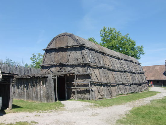 Ein Langhaus der Huronen! Dort wohnten mehrere Familien zusammen. Der beißende Rauch und das Dämmerlicht in dem Langhaus führte dazu daß viele ältere Menschen erblindeten.