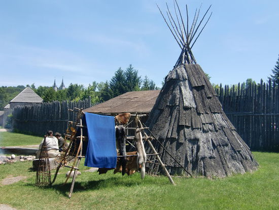 Tipi mit Baumrinde gedeckt.