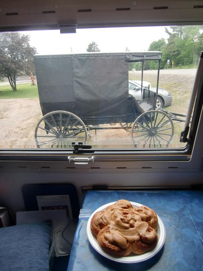 Zimt-Hefekuchen und Kutsche der Mennonitin.