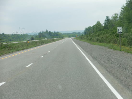 Wir zockeln mit Tempo 90 über die zweispurige gut ausgebaute Strasse. Die Gefahr des Einschlafens ist riesengroß.
Gregor meint, bei den Entfernungen und dem müden Tempo können die Kanadier 'die Oma' zwar besuchen am Sonntag aber zu Kaffee und Kuchen reicht's dann nicht mehr!!!'