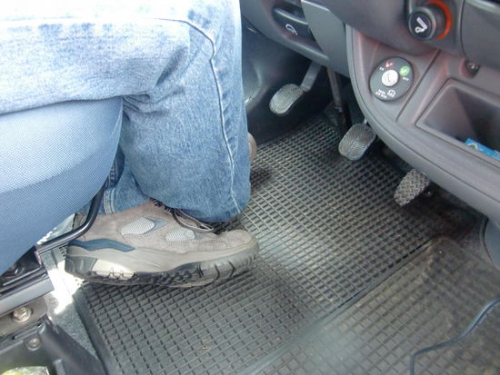 Schön so ein Tempomat!!!
Zum Wachhalten - als hätte ich es geahnt - wurde die CD 'Fetenhits und Apres-Ski-Hits' von mir eingelegt!
Bei Neil Diamond sind mir so allmählich die Augen zugefallen!
Außer Wald rechts und links gab es keine Abwechslung!
Jetzt kann ich unseren Freund Bodo verstehen der bei der Fahrt durch Kanada im Fond des Autos öfter geschlafen hat!