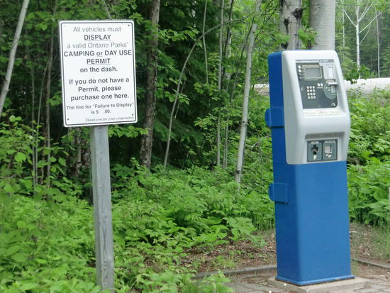 Im Lake Superior Provincial Park kann man nicht mal so einfach das Auto abstellen und eine kurze Wanderung machen wie wir vorhatten.  Tagespass 14$ und über Nacht stehen natürlich verboten.