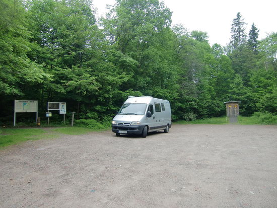 Der nächste Versuch eine kurze Wanderung zu machen: Diesmal gab es nur einen Tagespass für 14$. Übernachten hätte man allerdings können: für 10,17$ pro Person!
Dafür wird ein Plumpsklo geboten und ein bärensicherer Abfalleimer!!!
In Deutschland, Schweiz und Österreich sind alle Wanderparkplätze kostenlos! Hier muß man überall in Kanada bezahlen wenn man nur mal eine Wanderung in der Natur machen möchte. Man hat aber keine Wahl, denn es gibt ja keine anderen Parkmöglichkeiten!
Mal sehen, wie der Westen Kanadas aussieht. Lt. Reiseführer soll er wesentlich schöner und interessanter sein. Deshalb wird immer eine Tour von Ost nach West empfohlen!
Bisher können wir nicht bestätigen, daß Kanada ein Paradies für Wohnmobilisten ist. Oder fahren alle Touristen mit der rosa-roten Brille durch die Gegend!?