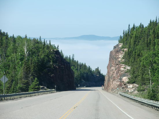 Wieder führt die Strasse zum lake Superior und damit in den Nebel hinein. Wir haben leider nicht viel von der schönen Uferstrasse am Lake entlang sehen können!