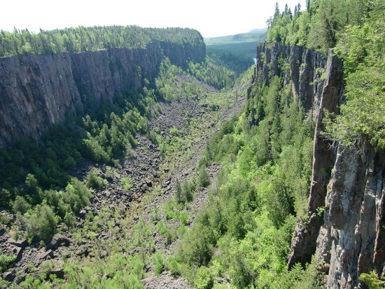 Kurzer Abstecher zum Quimet Canyon! Schöner Blick in den Canyon von einer Aussichtsplattform. Hier sollen auf dem Grund des Canyons Pflanzen gedeihen die man sonst nur 1000 km weiter nördlich findet. Sie blühen wenn es unten Sommer ist - oben ist dann schon Herbst und die Blätter der Bäume verfärben sich.